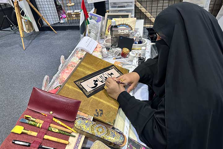 مواهب فنية وإبداعية تجذب زوار معرض أبوظبي للكتاب