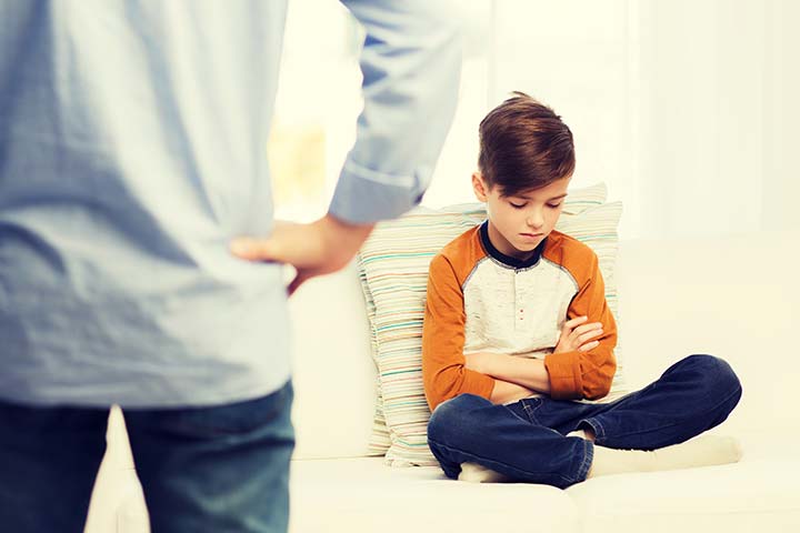 4 أخطاء تربوية تسبب فجوة بين الآباء والأبناء