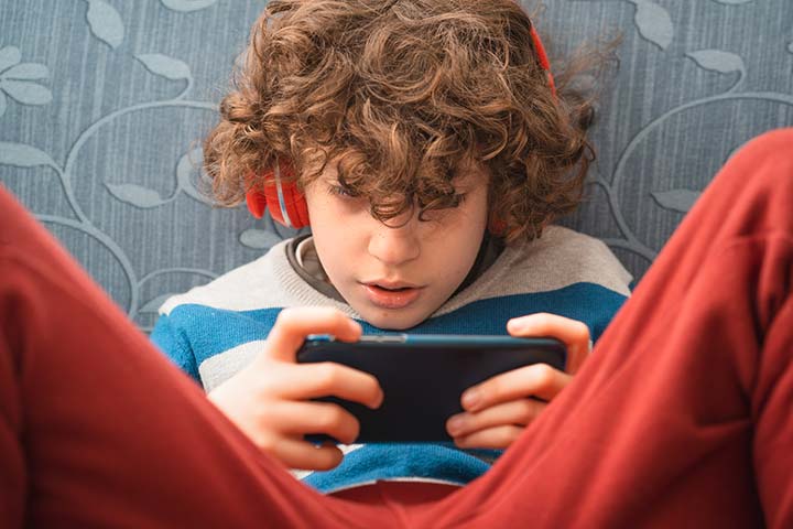 كيف نحمي أطفالنا من فيديوهات «يوتيوب» و«تيك توك» غير الآمنة؟