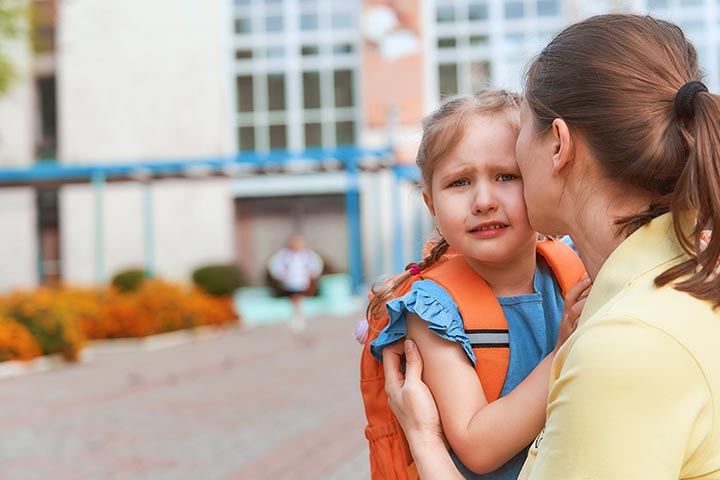 كيف تتعامل مع طفلك القلق من العودة للمدرسة؟