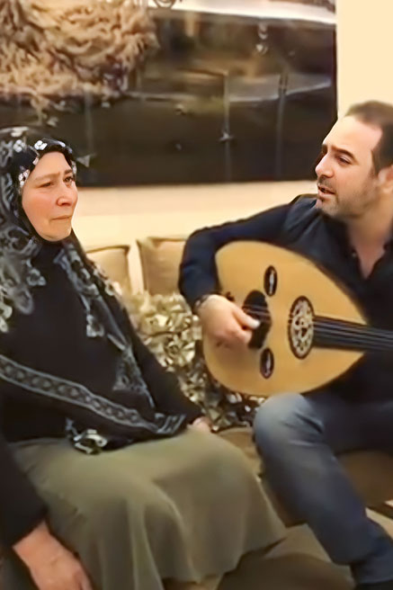 والدة وائل جسار تدمع عيناها لغنائه لها
