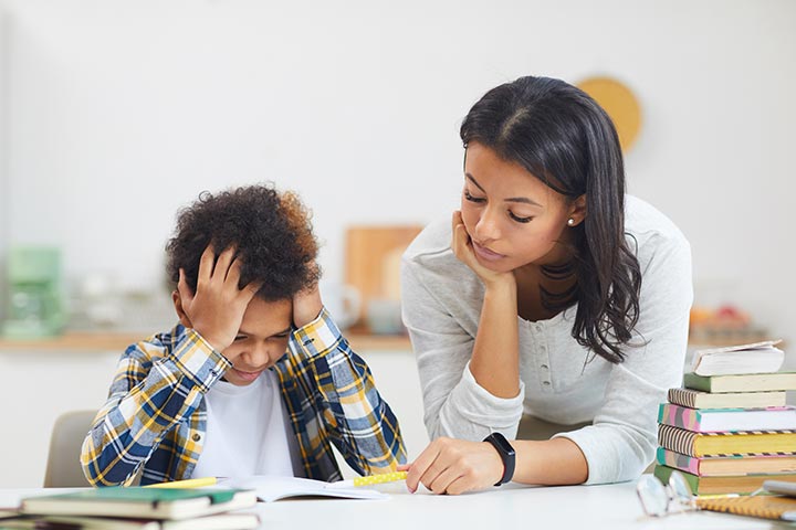 كيف ومتى تساعد طفلك في واجباته المدرسية؟