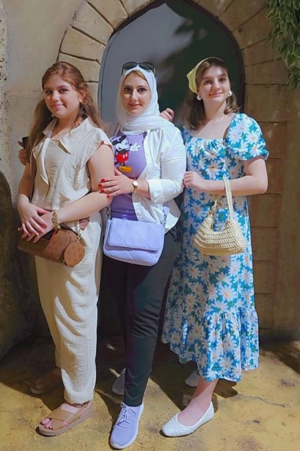 إيمان كردي مع ابنتيها بيسان وسيرين