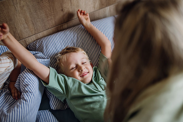 كيف تساعد طفلك على الاستيقاظ بسرعة للمدرسة؟