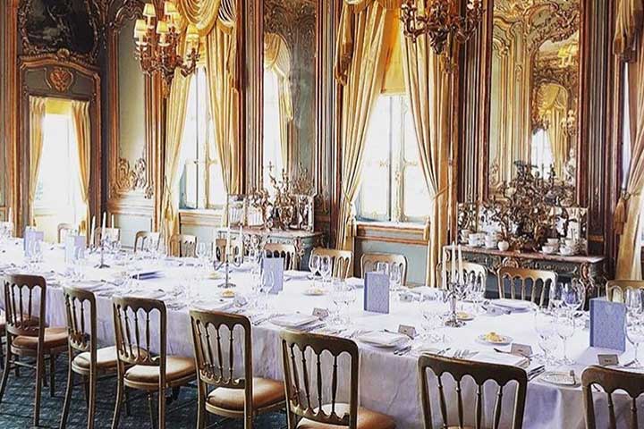 غرفة الطعام الفرنسية بقصر كلايفدن هاوس