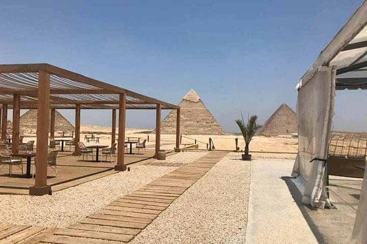 لتجربة فريدة في مصر تحت سفح الأهرامات اكتشفوا «9 بيراميدز لاونج»