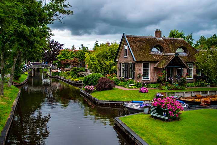لماذا عليكم زيارة قرية خيثورن..«البندقية الهولندية»؟