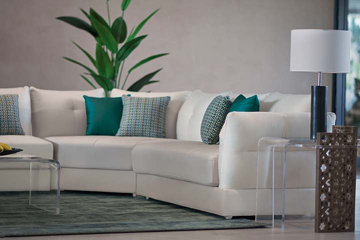 كيف تختار الأريكة والطاولة المناسبتين لديكور منزلك؟