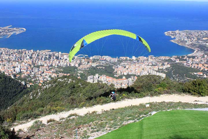 هل جربت رياضة الطيران الشراعي فوق جبال لبنان؟ إليك التفاصيل