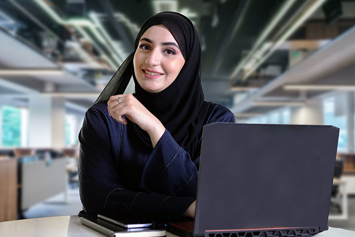كيف تجذب التخصصات الدراسية الجديدة عقول طالبات الإمارات؟