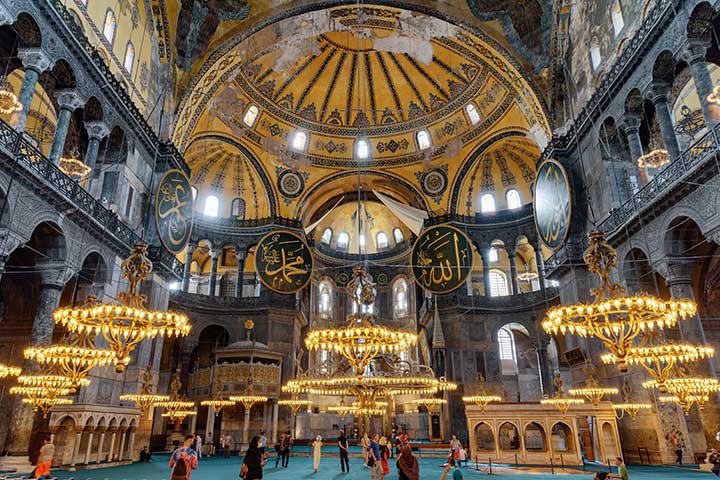 رحلة "آيا صوفيا".. من كنيسة إلى متحف ثم مسجد