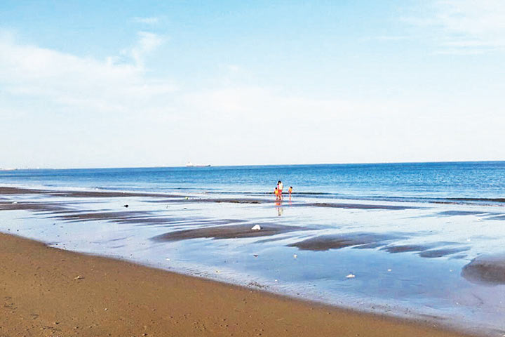 شواطئ الإمارات.. ملاذ للباحثين عن الشمس  والمتعة والترفيه في فصل الصيف