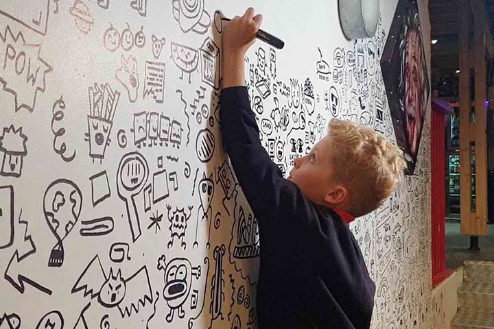 لماذا يرسم الطفل على جدران المنزل؟ وكيف نستغل موهبته؟