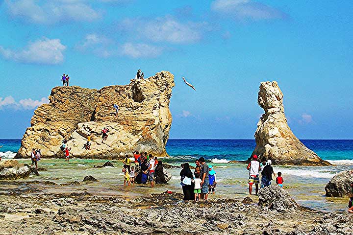 "شاطئ الغرام"..  لماذا يزوره آلاف السياح؟ وما علاقته بالملكة كليوباترا وليلى مراد؟