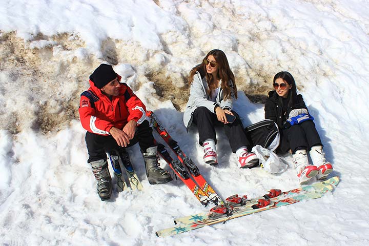 ثلوج لبنان استقبلت زوّارها.. ورحلات المشي على الثلج تميّز موسم عام 2024