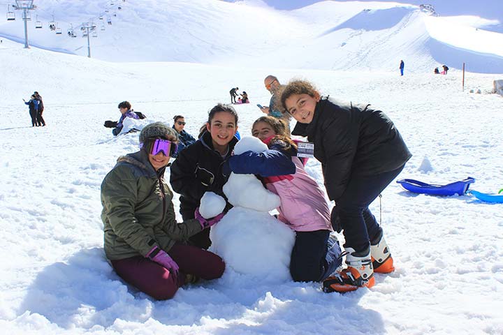ثلوج لبنان استقبلت زوّارها.. ورحلات المشي على الثلج تميّز موسم عام 2024