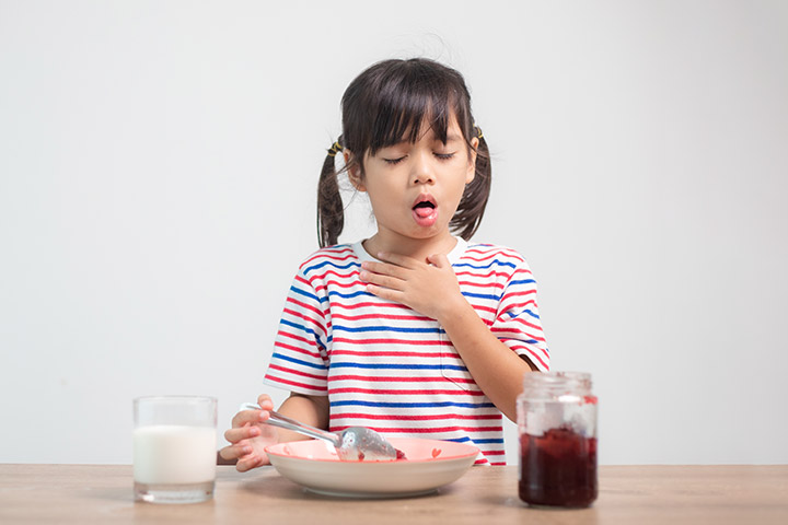 متى يكون الطعام سبباً في اختناق طفلك؟ وماذا تفعل لإنقاذه؟