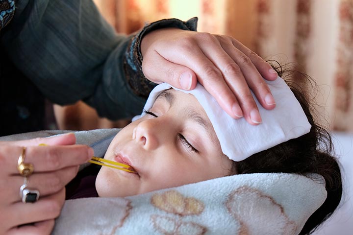 كيف تخفض حمى طفلك؟ ومتى يجب أن تقلق؟