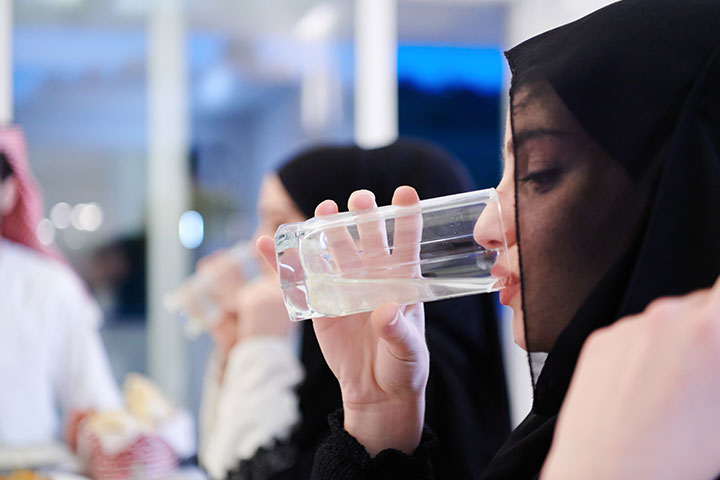شرب الماء أثناء الأكل.. هل يساعد على تقليل الوزن والشهية؟