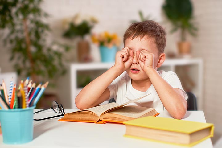 8 علامات تشير إلى أن طفلك يعاني مشكلة في البصر ويحتاج إلى نظارات