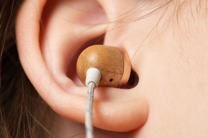 هل يمكن النوم بأمان مع سماعات الرأس أو سماعات الأذن؟