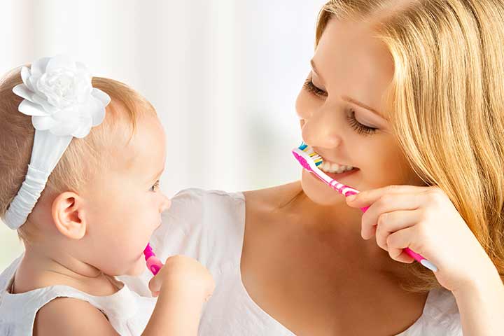 كيف تعتنين بأسنان طفلك؟ ومتى تبدئين باستخدام الفرشاة له؟