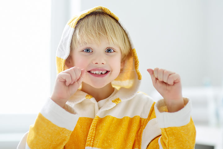 كيف تعتنين بأسنان طفلك؟ ومتى تبدئين باستخدام الفرشاة له؟