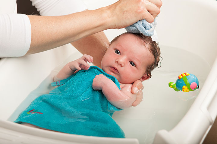 حان وقت الاستحمام.. متى وكيف تحممين مولودك الجديد؟