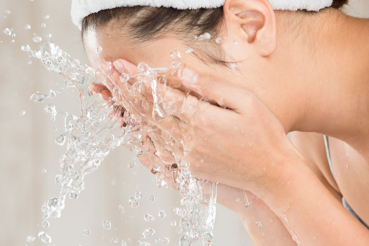 هل من الضروري حقاً أن تغسل وجهك في الصباح؟