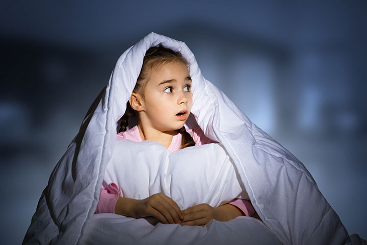 هل يخاف طفلك من الظلام؟ كيف تساعده على تجاوز هذا الخوف؟
