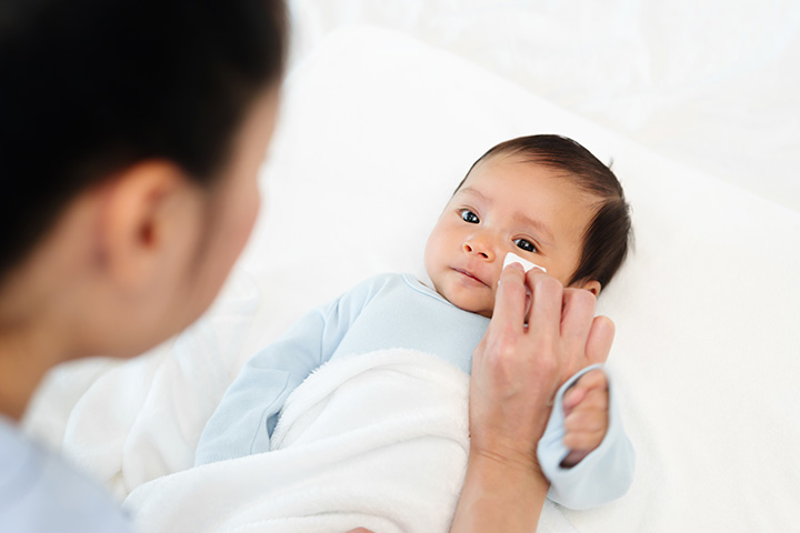 لماذا يظهر حب الشباب على وجه الطفل الرضيع؟ وكيف تعالجينه؟