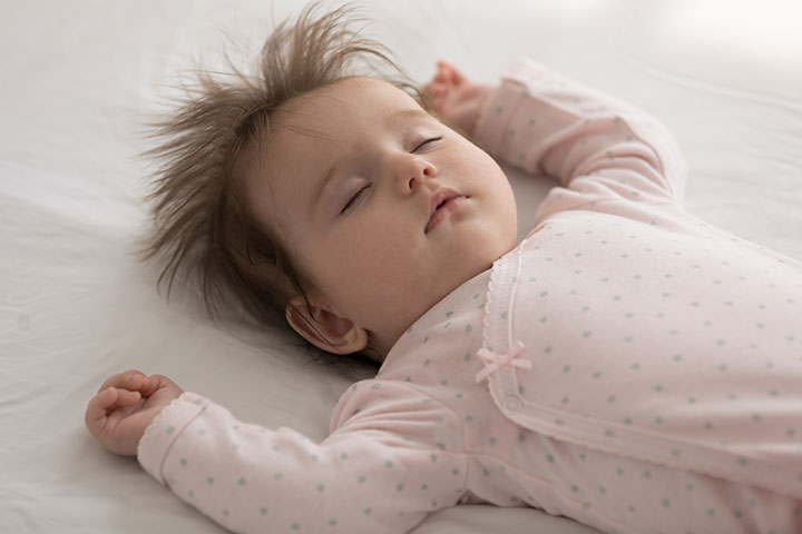 ما الذي يجب أن يرتديه طفلك أثناء النوم؟
