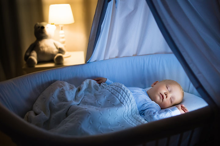 ما الذي يجب أن يرتديه طفلك أثناء النوم؟