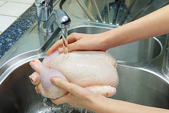 خبراء يحذرون من غسل الدجاج النيّئ.. وإليك الأسباب