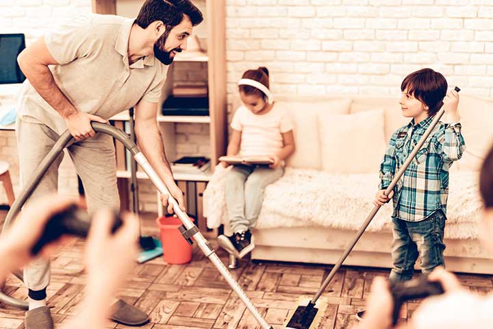 هل مساعدة الزوج زوجته في أعمال المنزل واجب شرعي؟