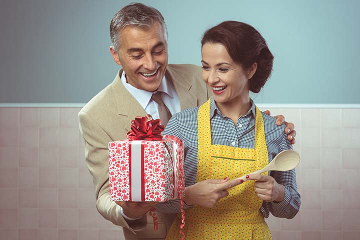 ما أهمية تبادل الهدايا بين الزوجين؟