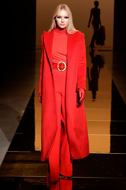 المصمم Sergio Hudson يعرض نسخة من البدلة الحمراء التي ارتدها ميشيل أوباما في حفل تنصيب أوباما