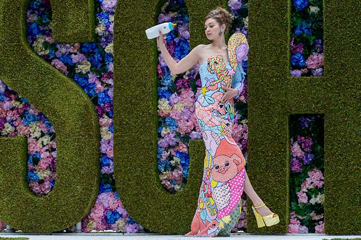 عارضة الأزياء جيجي حديد في عرض Moschino
