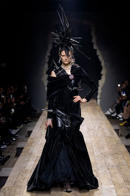 أزياء "موسكينو" لشتاء 2023 مستوحاة من فن "سيلفادور دالي"