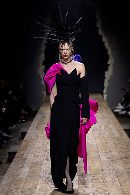 أزياء "موسكينو" لشتاء 2023 مستوحاة من فن "سيلفادور دالي"