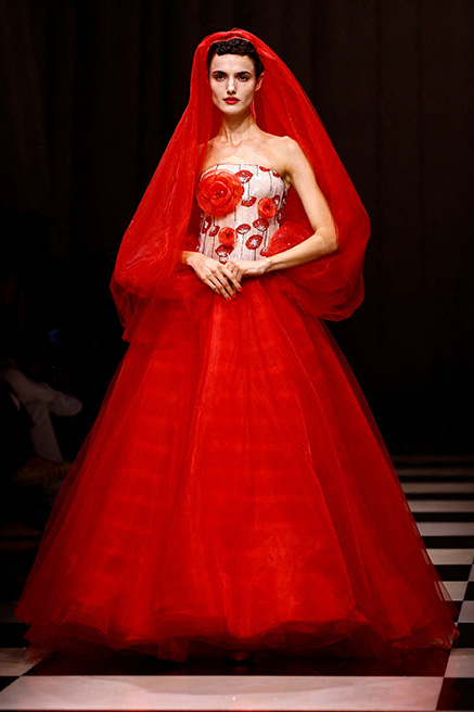 الورود الحمراء تميمة عرض "جورجيو ارماني بريفيه" في أسبوع باريس للأزياء الراقية