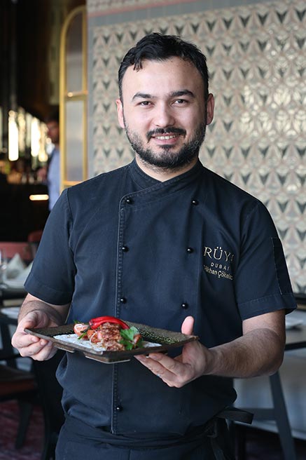 جوخان كوكيليز: الاستمتاع بالطعام التركي لا يكون إلا برفقة العائلة وإبريق الشاي التركي