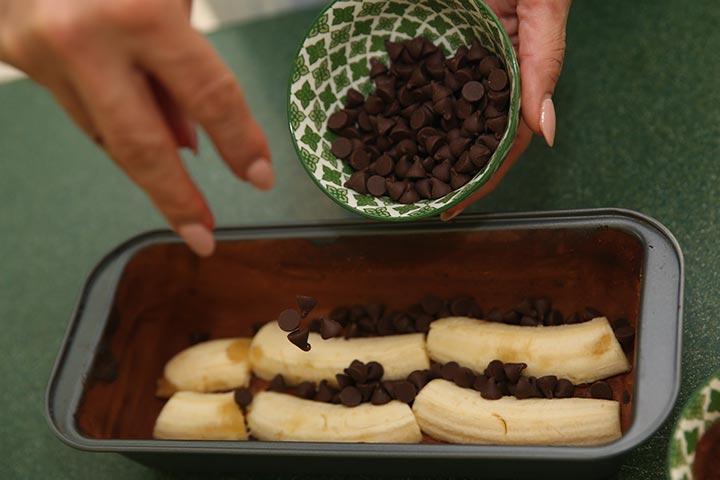 كيكة الموز بالشوكولاتة.. من الشيف سمية عبيد