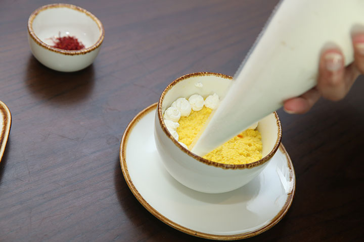 كيكة الحليب بالزعفران.. من الشيف منى المنصوري