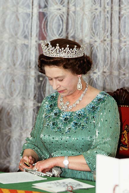 لماذا يُحظر المساس بحقائب الملكة إليزابيث؟!