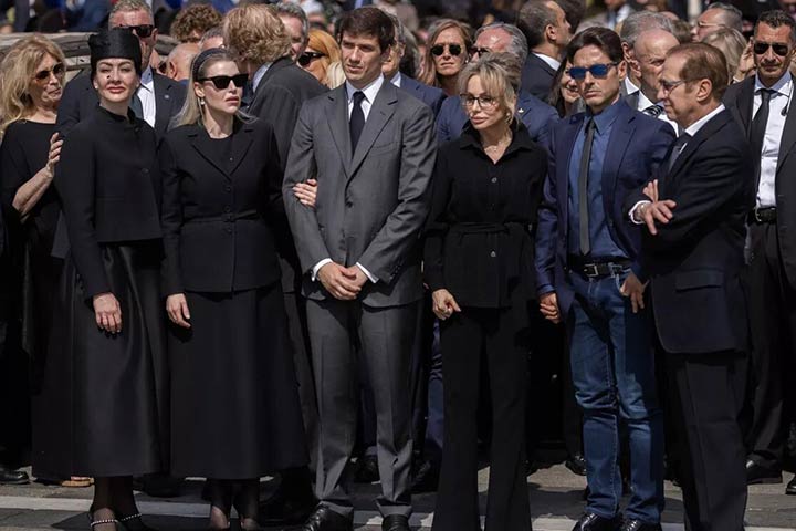 في الجنازة من اليسار إلى اليمين بربارة، إلينورا، لويجي، مارينا وبابلو الشقيق الأصغر للزعيم الراحل