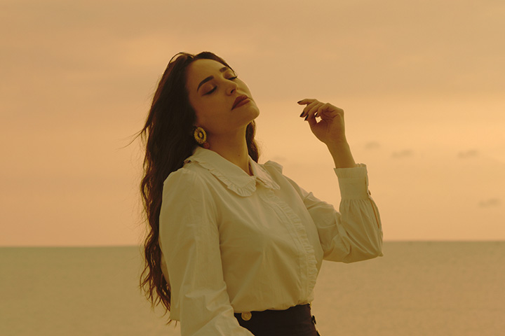 عبير نعمة تصدر أغنيتها المنفردة الجديدة "بعدني بحبك"