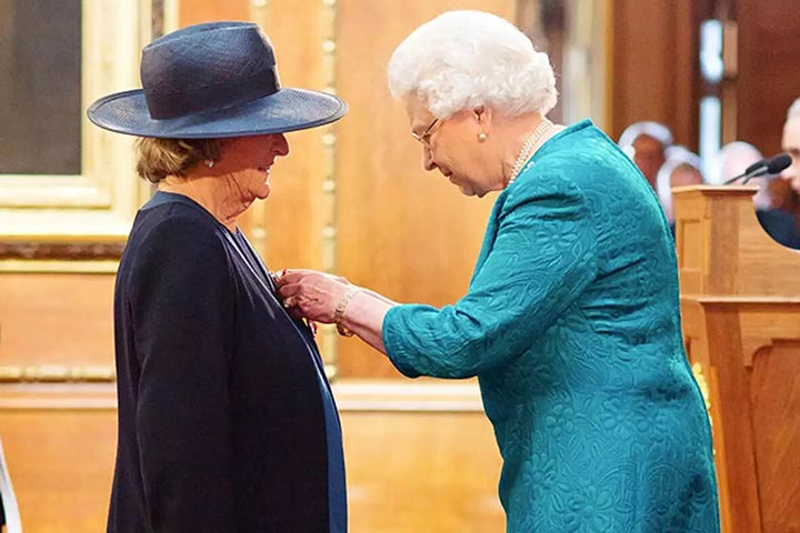 الملكة إليزابيث تكرم ماجي سميث