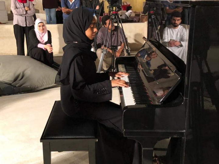 علياء عبد القادر أثناء مشاركتها في إحدى الحفلات الموسيقية