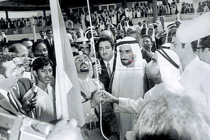 الشيخ زايد يرفع العلم الإماراتي